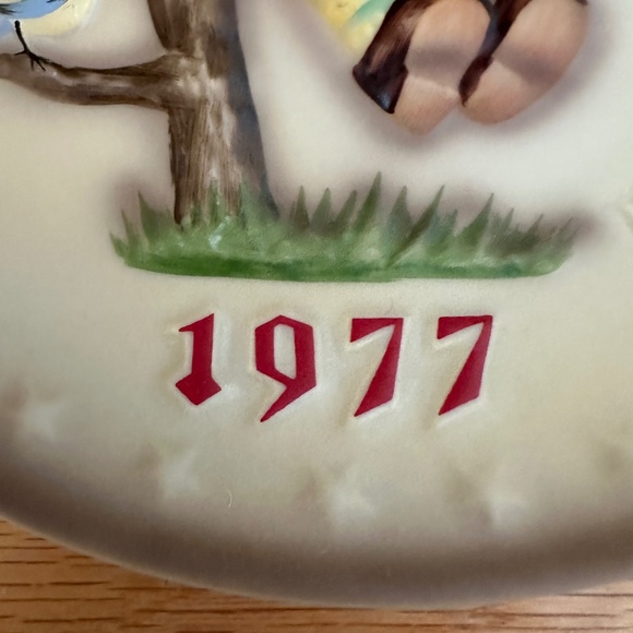 1977 Annual Hummel Plate MJ Hummel Boy in Apple Tree - Picture 2 of 9